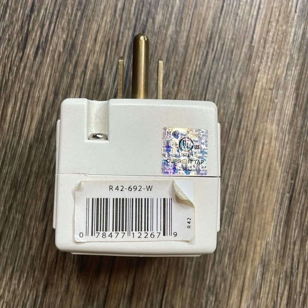 LEVITON 15A 125V Power Wall Adapter 3 Plug Ins